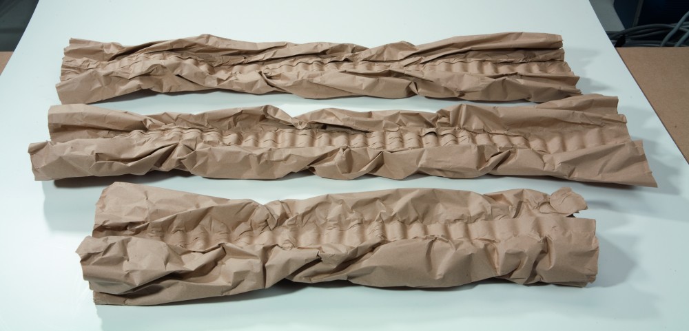 Die umweltfreundlichen Papierpolster werden in bedarfsgerechter Länge und Anzahl produziert und können problemlos entsorgt oder wiederverwendet werden.
