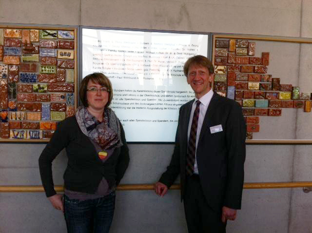 Katja Weiß und Uwe Plenzke bei der feierlichen Präsentation der Spendentafel in der Oberlinschule Potsdam.