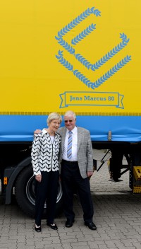 Jens Marcus mit seiner Frau Ursula vor einem Hildebrandt-Lkw