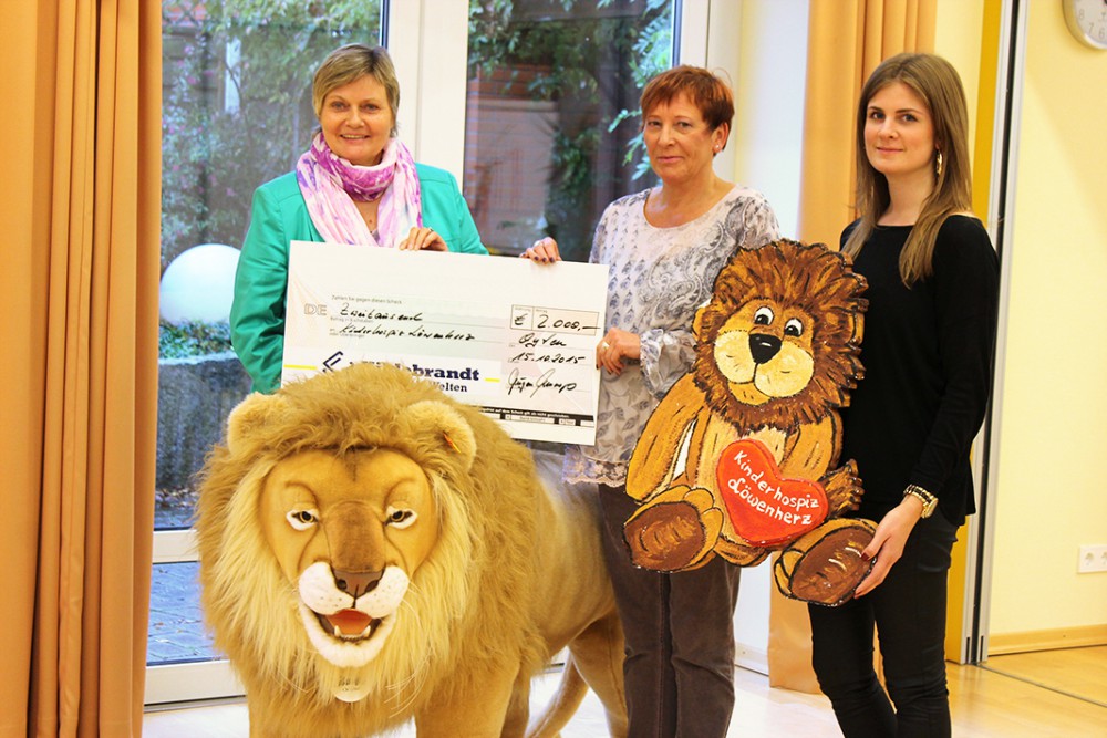 Hannelore Wilkening vom Kinderhospiz Löwenherz nimmt den Spendenscheck von Hildegard Jansen und Ilijana Krajina von der Niederlassung Oyten entgegen.