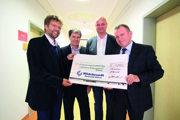 Dr. Thomas Mayer, Chefarzt des Epilepsiezentrums Kleinwachau, nimmt den Spendenscheck der Paul Hildebrandt AG entgegen