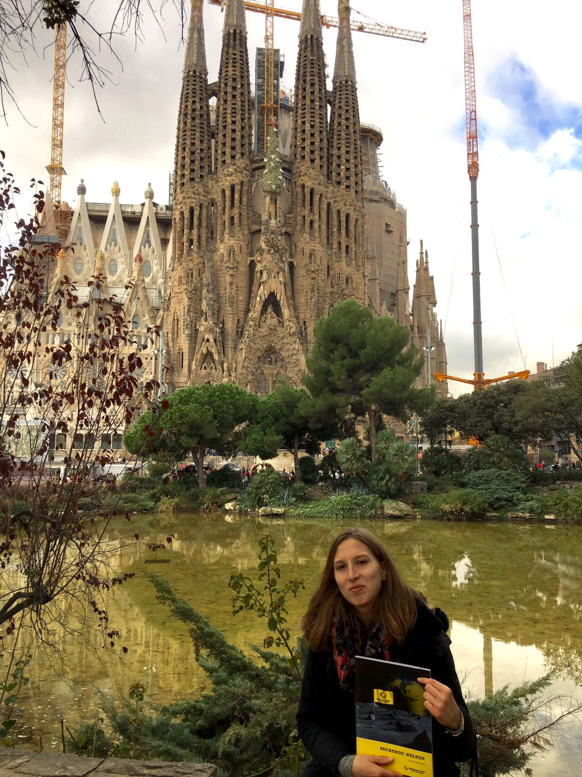 Packende Weten im Fokus: Sina Ramcke vor der  Basílica de la Sagrada Família in Barcelona, Spanien.